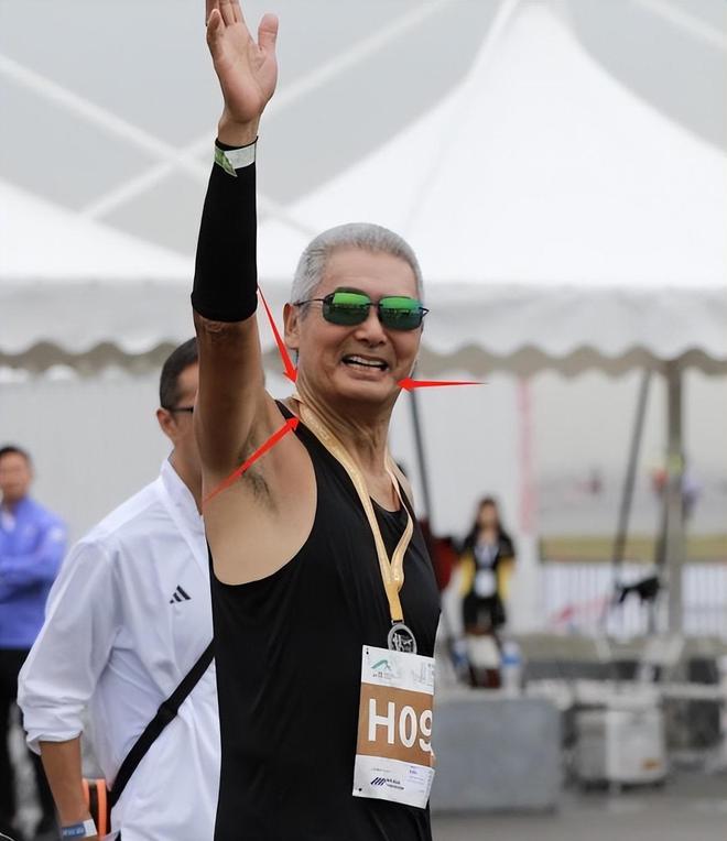 参加马拉松满头白发身材消瘦难掩苍老新利体育登录周润发罕见现身！69岁(图2)
