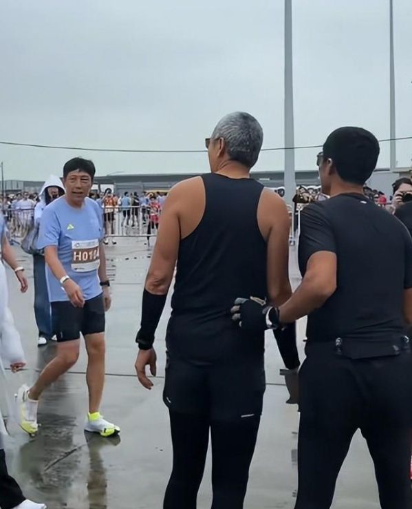 参加马拉松满头白发身材消瘦难掩苍老新利体育登录周润发罕见现身！69岁