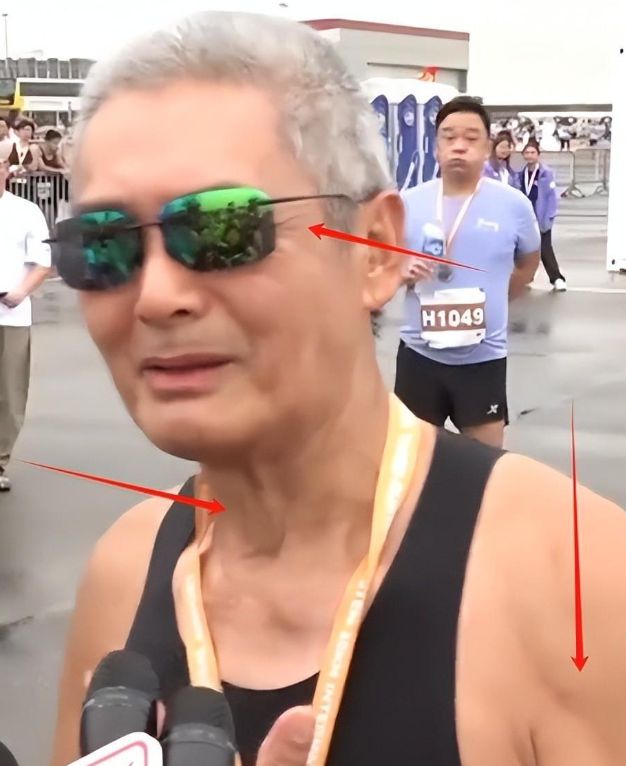 参加马拉松满头白发身材消瘦难掩苍老新利体育登录周润发罕见现身！69岁(图5)