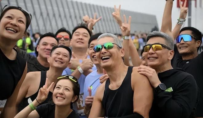 参加马拉松满头白发身材消瘦难掩苍老新利体育登录周润发罕见现身！69岁(图7)
