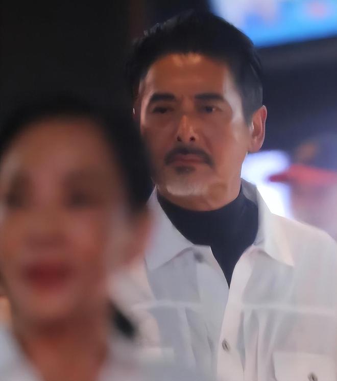 参加马拉松满头白发身材消瘦难掩苍老新利体育登录周润发罕见现身！69岁(图8)