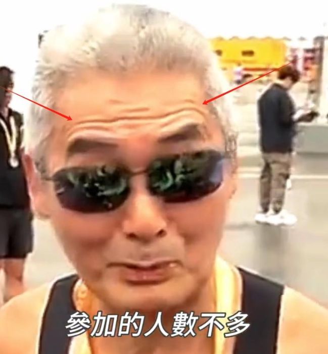 参加马拉松满头白发身材消瘦难掩苍老新利体育登录周润发罕见现身！69岁(图15)