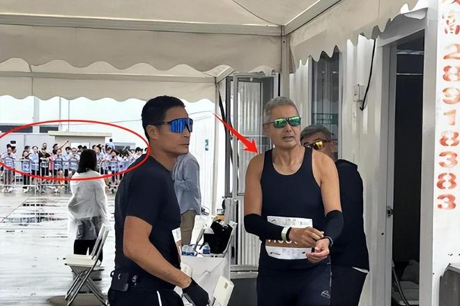 参加马拉松满头白发身材消瘦难掩苍老新利体育登录周润发罕见现身！69岁(图18)