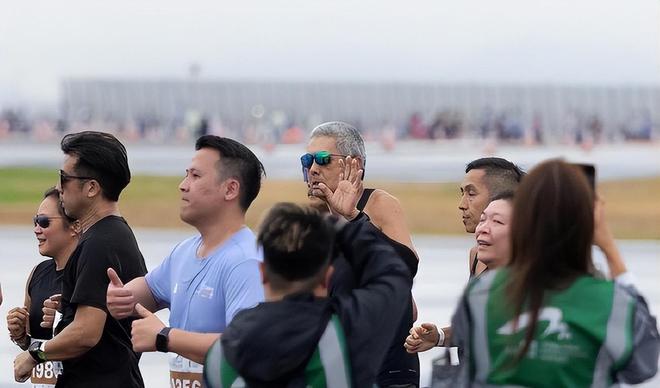 参加马拉松满头白发身材消瘦难掩苍老新利体育登录周润发罕见现身！69岁(图19)
