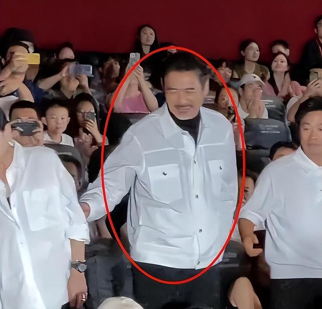 参加马拉松满头白发身材消瘦难掩苍老新利体育登录周润发罕见现身！69岁(图21)