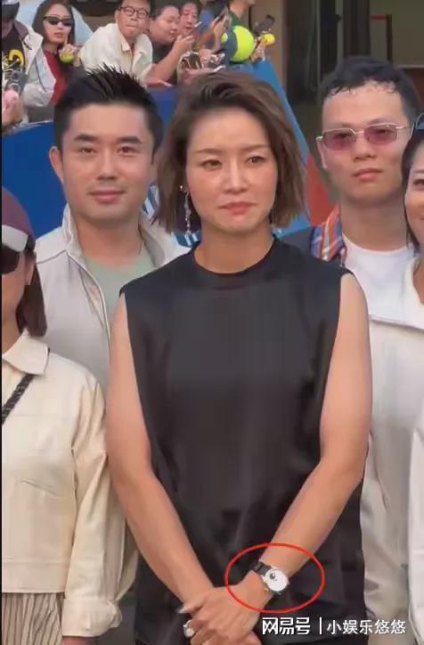 赛被偶遇微卷短发气质迷人退役后越来越美新利体育最新版app惊艳！李娜上海大师(图1)
