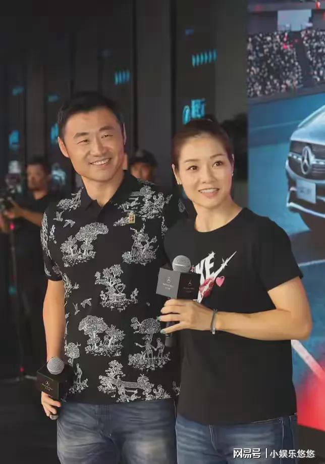 赛被偶遇微卷短发气质迷人退役后越来越美新利体育最新版app惊艳！李娜上海大师(图4)