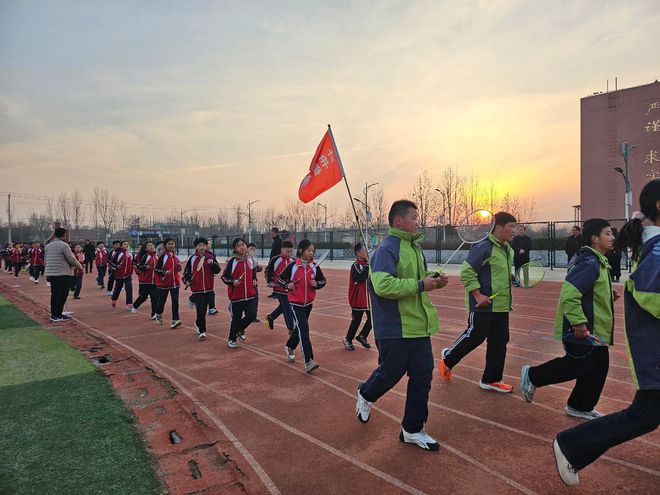 共享——洋湖乡中学阳光大课间观摩活动新利体育app“绳”彩飞扬“羽”乐(图4)